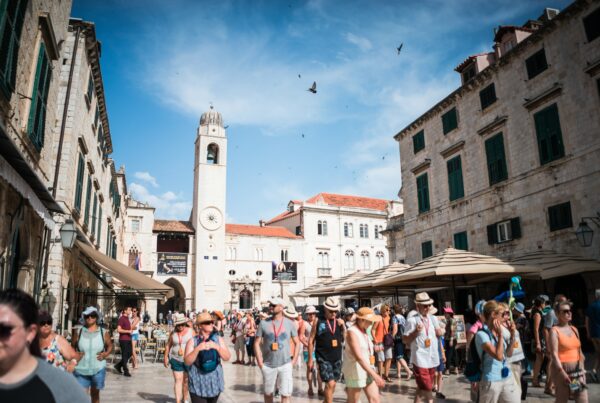 Non parlate di overtourism. Alla folla piace la folla.